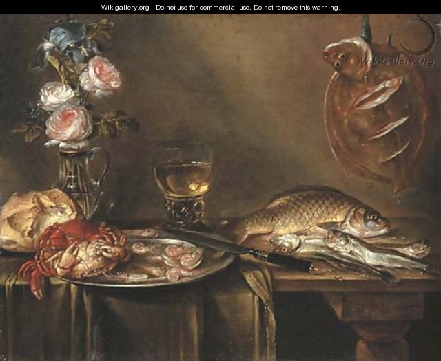 Roses and an iris in a glass vase, crabs and prawns on a pewter platter, a bread roll, a roemer and fish on a partly draped table - Alexander Adriaenssen