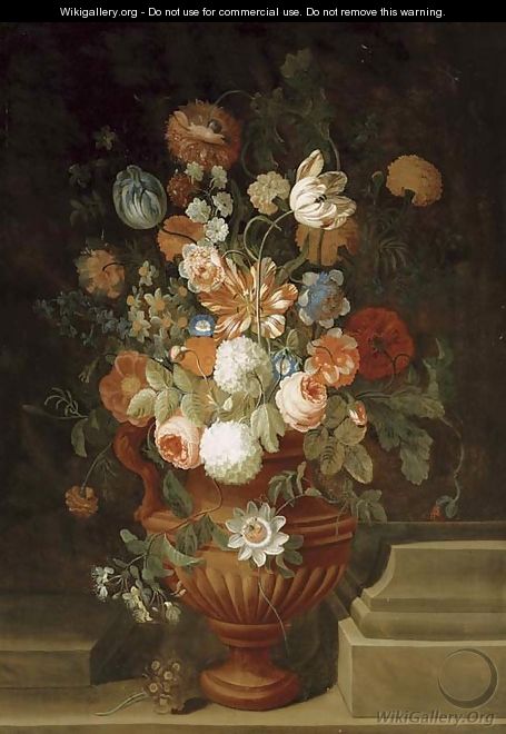 Flowers in a terracotta vase on a stone ledge - Simon Hardime