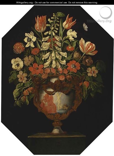 A foxglove, parrott tulips, poppies, daffodils, chrysanthemums and anemonies in an ormolu-mounted urn on a pedestal, with a butterfly - Giuseppe Recco