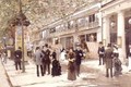 Le Boulevard Montmartre Anime Devant Le Theatre Des Varietes - Jean-Georges Beraud