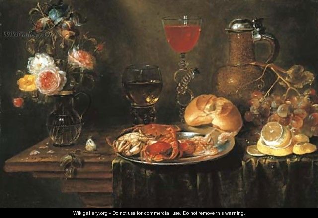 Roses and an iris in a glass vase, crabs and prawns on a pewter platter, a Facon-de-Venise wineglass, a stoneware ewer, a bunch of grapes - Alexander Adriaenssen