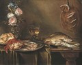 Roses and an iris in a glass vase, crabs and prawns on a pewter platter, a bread roll, a roemer and fish on a partly draped table - Alexander Adriaenssen