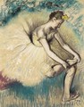 Danseuse attachant sa chaussure - Edgar Degas