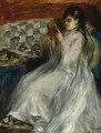 Jeune Femme En Blanc Lisant - Pierre Auguste Renoir